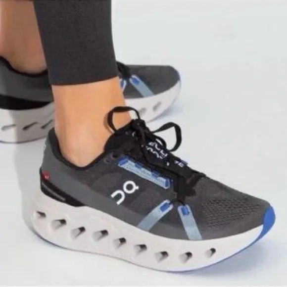 On Running Cloud eclipse size 7.5 women’s - Picture 2 of 8